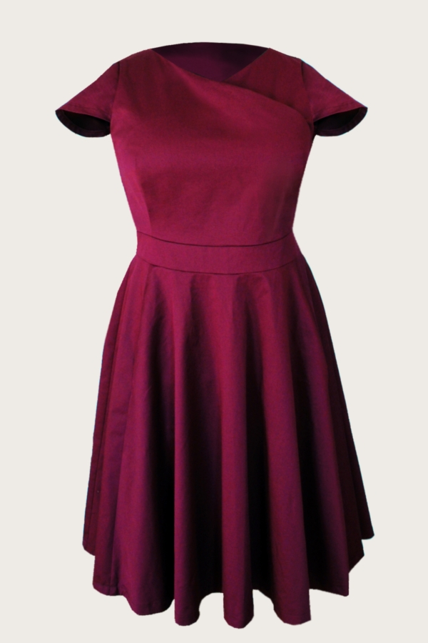 Tailliertes Kleid mit Glockenrock in fuchsia